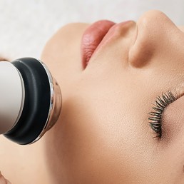 A Radiofrequência facial é um procedimento que se desenvolve através do estímulo da produção de colágeno, que é um elemento crucial para a melhora da aparência da pele e da sua elasticidade.